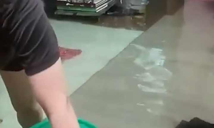 Nước tràn ập vào nhà trong đêm: Người Hà Nội khốn đốn vì mưa lớn sau bão số 11