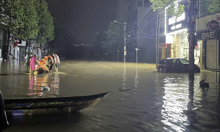 Thái Nguyên chìm trong biển nước, sinh viên kêu cứu trong đêm