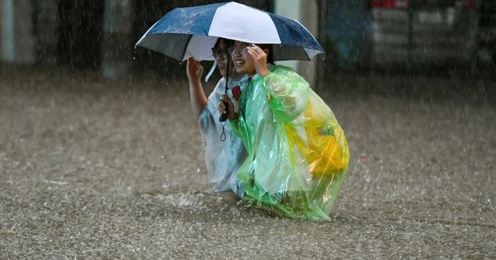 Nhiều trường ở Hà Nội tiếp tục học online 