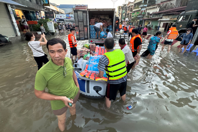 Hàng trăm thuyền, xuồng cùng nhân lực tập trung cứu trợ vùng lũ ở Thái Nguyên
