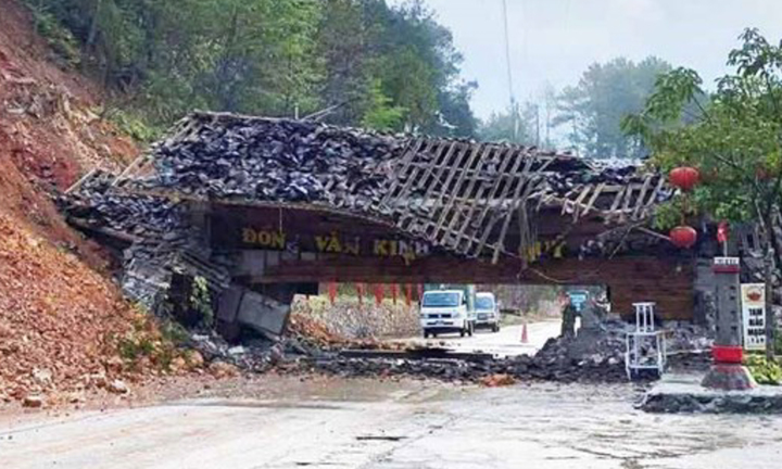 Mưa lớn gây sạt lở, cổng chào hơn 1,5 tỷ ở Đồng Văn bị đổ sập