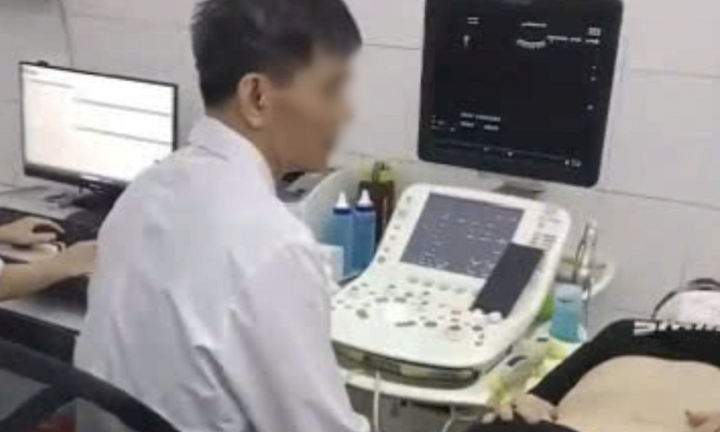 Bệnh viện lý giải việc bác sĩ vừa siêu âm vừa xem bóng đá trên điện thoại