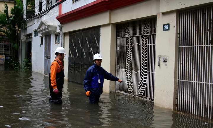 Hơn 12.600 khách tại Hà Nội vẫn chưa được cấp điện sau bão Matmo