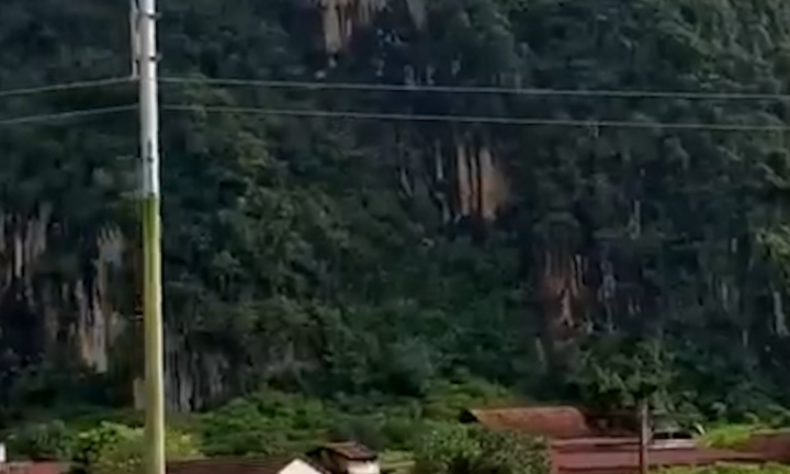 Lạng Sơn chìm trong biển nước, người dân trèo lên mái nhà kêu cứu trong đêm