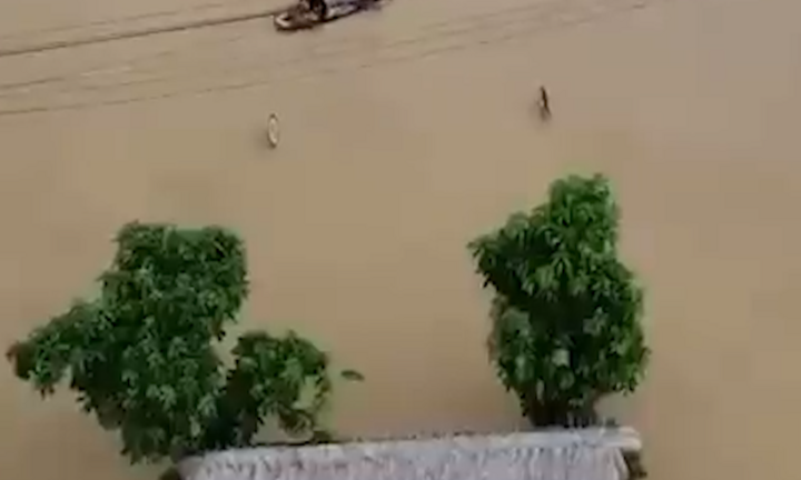 Lực lượng cứu hộ chạy đua từng phút giữ đê Bắc Ninh