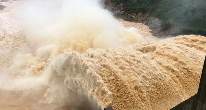 Thủy điện Tuyên Quang mở một cửa xả đáy