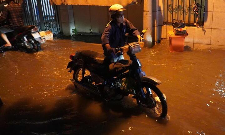Triều cường đạt đỉnh giờ tan tầm, người dân TP.HCM lội nước về nhà