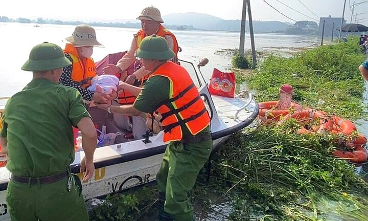  CSGT Bắc Ninh vượt lũ cứu hai sản phụ và con nhỏ giữa vùng ngập sâu