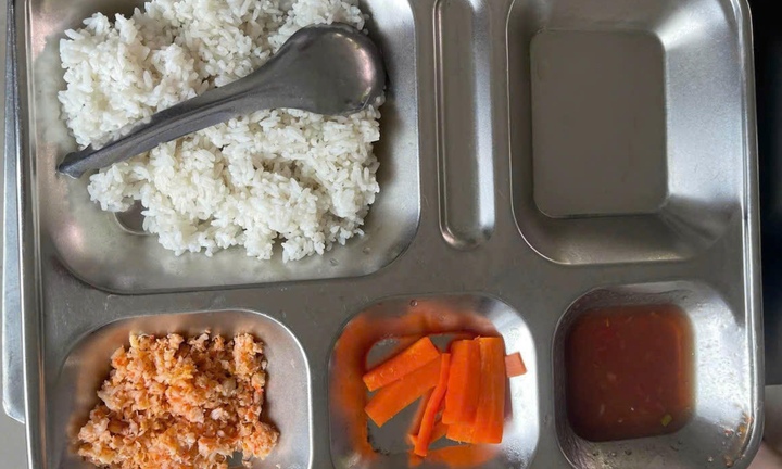 Suất cơm bán trú 'lèo tèo' gây xôn xao: Lãnh đạo trường tiểu học ở Huế lên tiếng