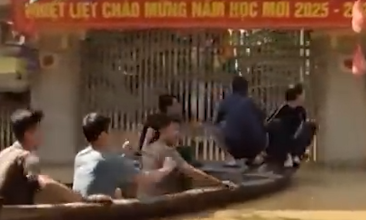 Bắc Ninh: 8.000 người dân làng cổ Thổ Hà mắc kẹt trong biển nước