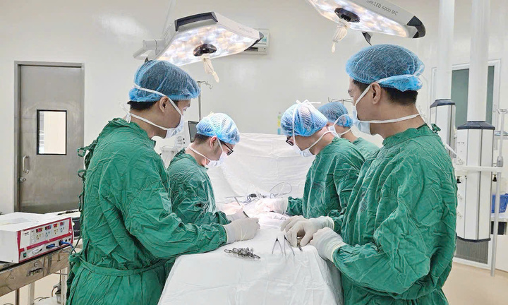 Nam sinh viên thoát hiểm sau ca mổ cắt khối u lớn hiếm gặp trong ngực