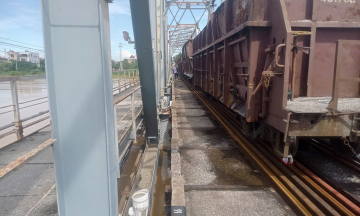 Điều tàu 300 tấn giữ cầu ở Bắc Ninh giữa lũ dữ