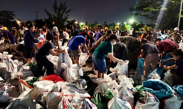 Hơn 1.000 người trắng đêm giữ đê ở Bắc Ninh