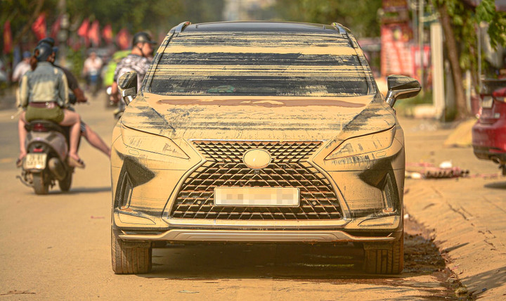 Nước rút, người Thái Nguyên đau xót nhìn hàng trăm ô tô phủ bùn, chết máy sau lũ