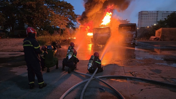 2 xe bồn chở xăng dầu bốc cháy ngùn ngụt ở Đà Nẵng