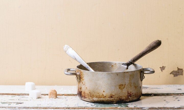 Vì sao không nên nấu ăn bằng nồi nhôm quá lâu năm?