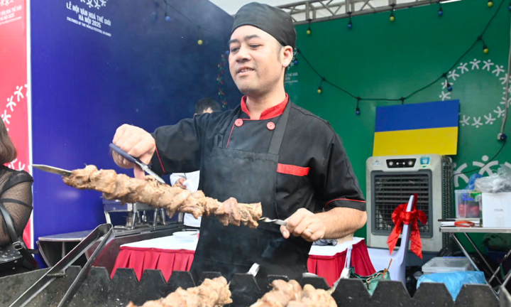 Du khách thích thú khám phá tinh hoa ẩm thực 5 châu tại Lễ hội Văn hóa Thế giới