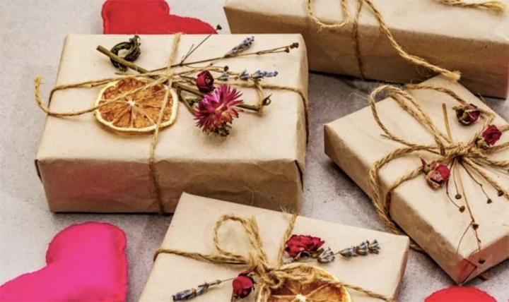 Phụ nữ thích quà gì ngày 20/10: Thẻ quà tặng, ‘phong bì’ không còn bị chê 'thô'