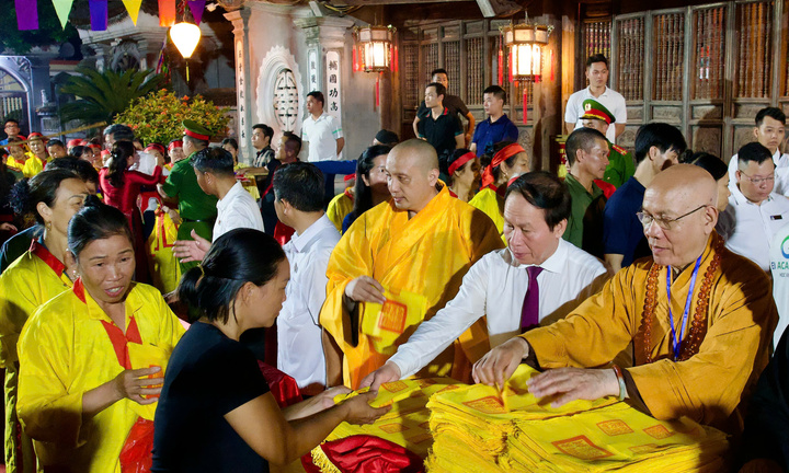 Nghìn người thức đêm chờ phát ấn đền thờ Đức Thánh Trần ở Kiếp Bạc