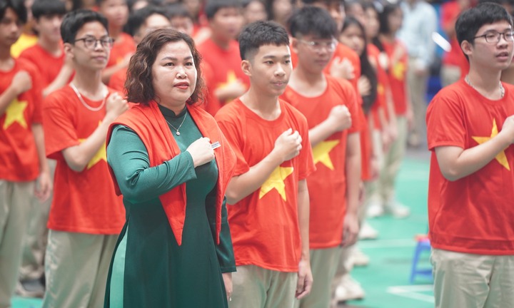 Nữ hiệu trưởng bỏ tiền túi thưởng học sinh đạt giải đi nước ngoài