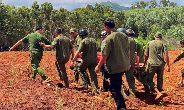 Giải cứu người đàn ông rơi xuống giếng hoang sâu 15m trong rừng keo ở Gia Lai