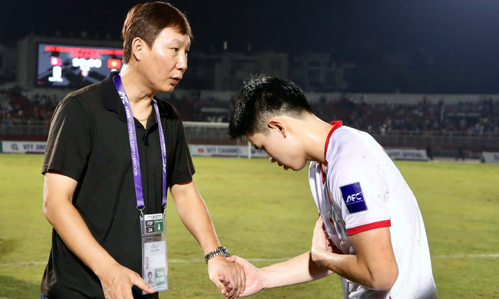 Chuyên gia: HLV Kim Sang-sik thay người 'không ổn'