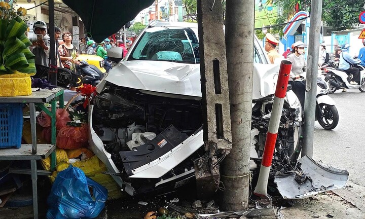 Ô tô đâm xe máy, lao lên vỉa hè tông gãy trụ điện ở Đà Nẵng