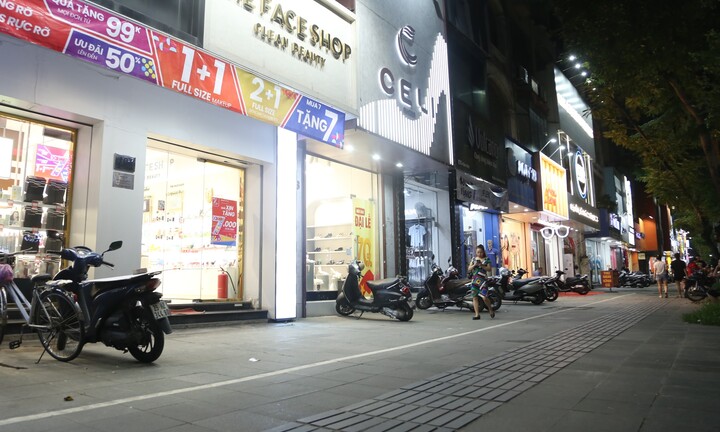 Tung khuyến mại mua 1 tặng 1, phố thời trang Hà Nội vẫn buồn thiu sát ngày 20/10