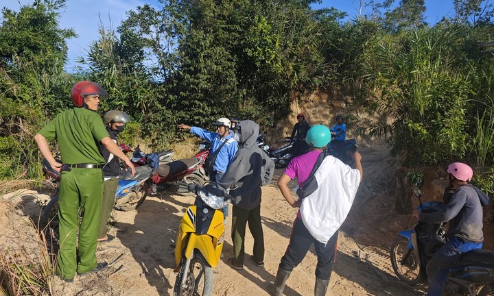 Công an xã băng rừng, vượt đồi núi tìm kiếm cụ bà 95 tuổi đi lạc