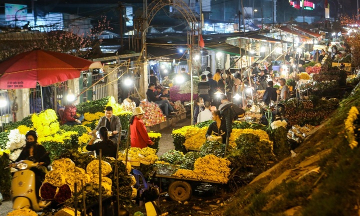 Chợ hoa lớn nhất Hà Nội đông kín khách suốt đêm trước ngày 20/10