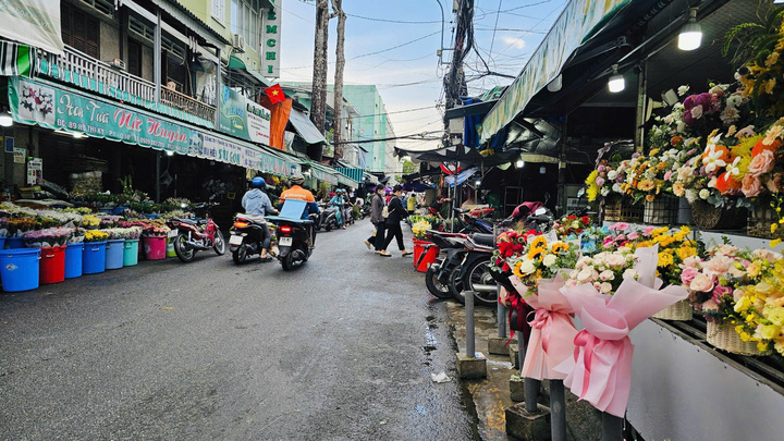 Chợ hoa lớn nhất TP.HCM vắng vẻ trước dịp lễ 20/10