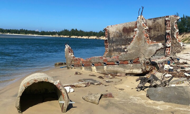 Cận cảnh bờ biển Cửa Lở bị sóng 'nuốt chửng'