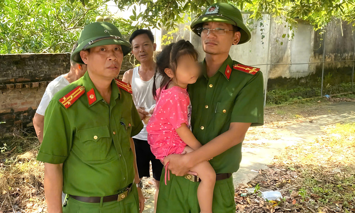 Giải cứu an toàn bé gái 4 tuổi bị bố đẻ treo lên trần nhà ở Bắc Ninh