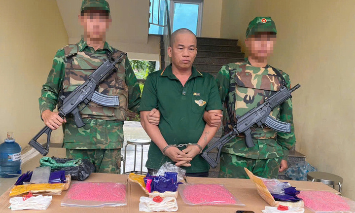 Bắt gã đàn ông vận chuyển 18.000 viên ma tuý ở khu biên giới Việt Lào