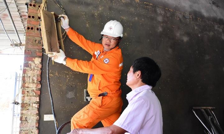 200 khách hàng cuối cùng ở Hà Nội được cấp điện trở lại sau ngập úng