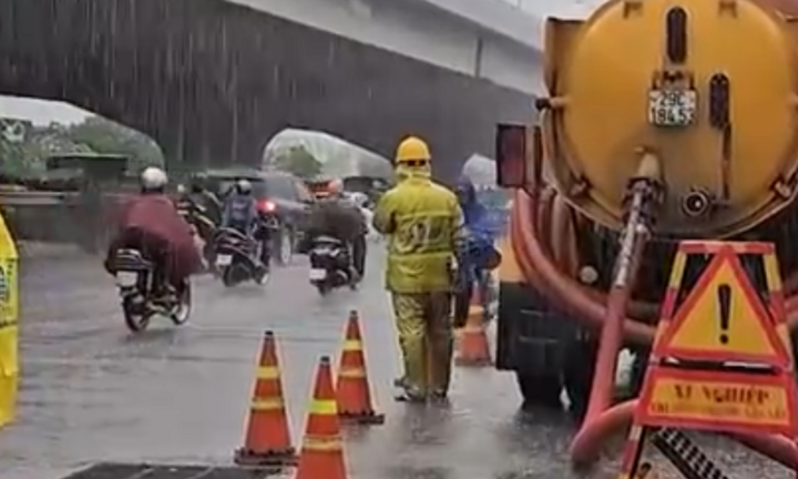 Công nhân dầm mình trong bùn đen, khơi thông dòng chảy ở Hà Nội