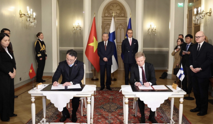 Tổng Bí thư Tô Lâm và Tổng thống Phần Lan chứng kiến lễ ký các văn kiện hợp tác