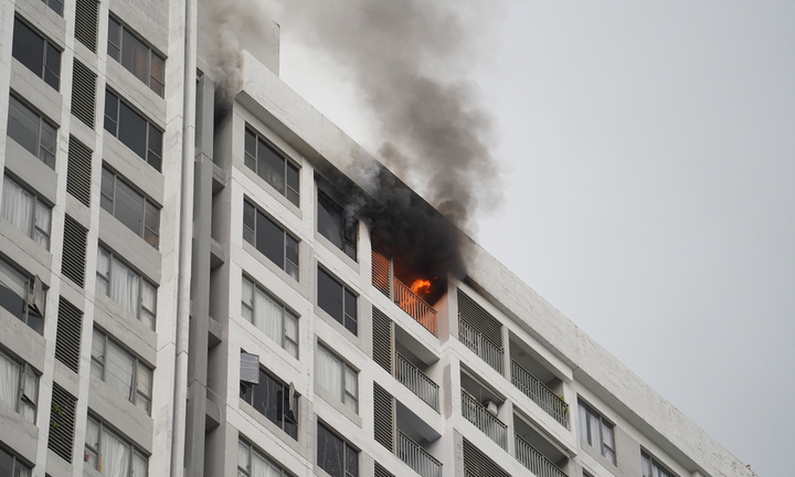 Vụ cháy căn hộ chung cư ở TP.HCM: Cứu 2 người, hướng dẫn 300 cư dân thoát nạn