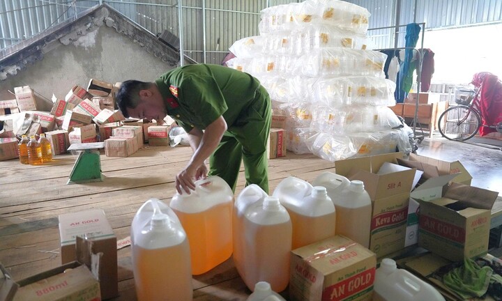 Bắt giữ Giám đốc Công ty An Thịnh Food sản xuất 2,7 triệu lít dầu ăn giả