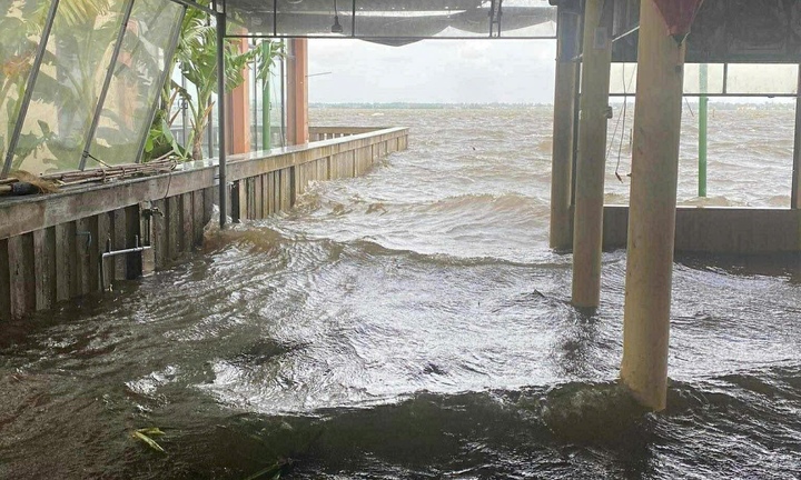 Chưa đổ bộ, bão số 12 đã gây triều cường, nhiều nơi ven phá Tam Giang ngập sâu