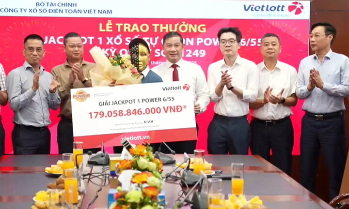 Lộ diện người trúng độc đắc Vietlott hơn 179 tỷ đồng