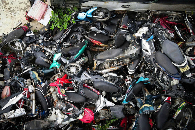 Cận cảnh hàng nghìn phương tiện chất đống trong 'nghĩa địa' xe vi phạm ở Hà Nội