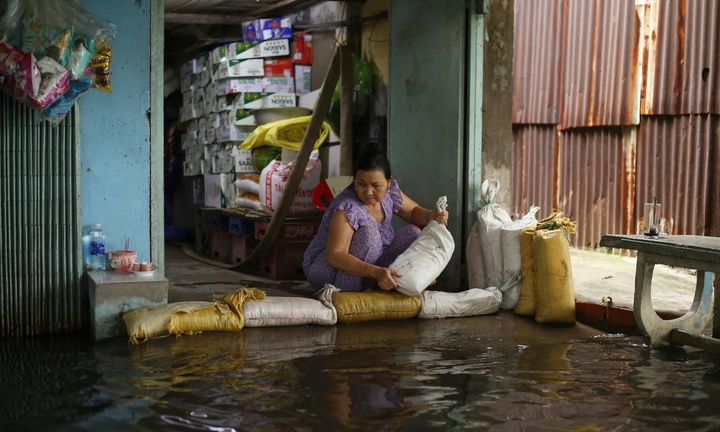 Người dân bì bõm, tát nước cạnh công trình chống ngập 10.000 tỷ ở TP.HCM