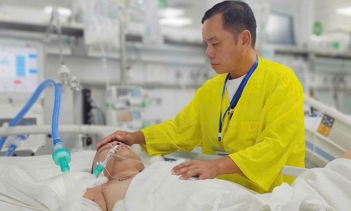 Cha nghèo ôm cuốn sổ nợ dày đặc con số bên giường bệnh con trai nguy kịch