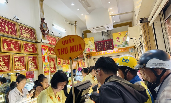 Giá giảm sốc, tiệm vàng ở TP.HCM tấp nập khách, mỗi người được mua tối đa 2 chỉ