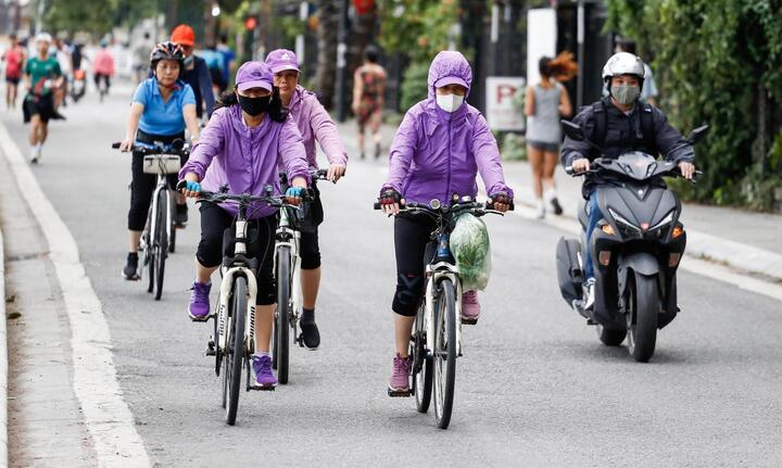 Người Hà Nội xuýt xoa đón gió lạnh đầu mùa