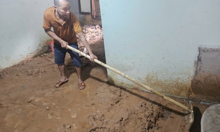 Người dân Đắk Lắk chật vật dọn bùn đất từ dự án cao tốc tràn đầy nhà