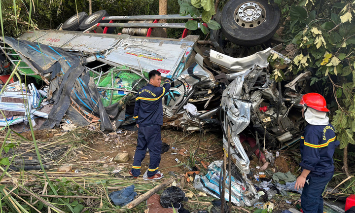 Lật xe tải trên Quốc lộ 14C ở Quảng Ngãi, 4 người thương vong