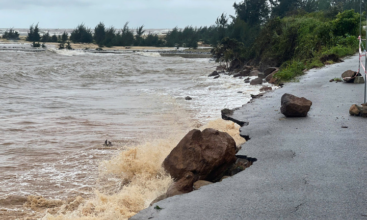 Đường độc đạo ven biển TP Huế bị triều cường bão số 12 tàn phá thế nào?