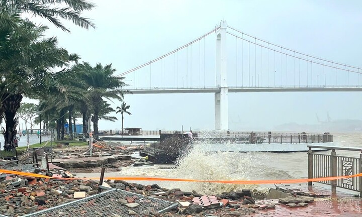 Cận cảnh sóng lớn cuộn trào công phá bờ kè, đánh nát vỉa hè ven sông Hàn